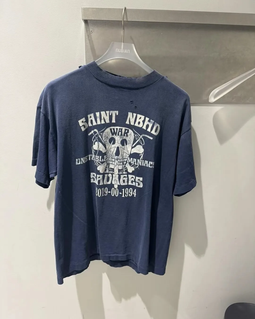 SAINT Mxxxxxx × NEIGHBORHOOD STHD . SS TEE SAINT NBHD/NVY NBHD Takizawa Shinsuke SAINT HOOD joint project Skeleton lightning destruction TEE Washed blue S-XL OE yarn tube weaving without side seam fabric Re-washed to make it distressed Cut and damaged treatment Ma Liu fading process Printing simulates natural distressed effect Correct version Customized joint main mark/wash mark/angel mark